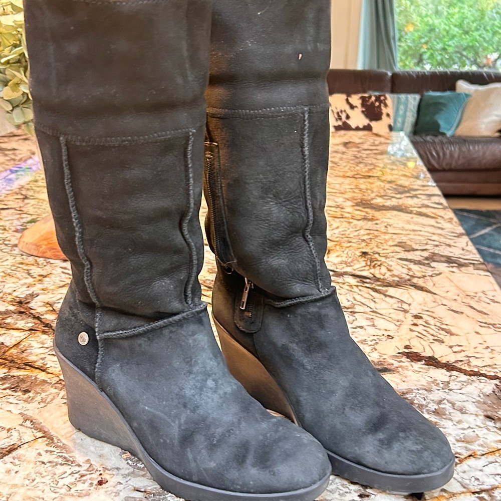UGG Black Suede Wedge shearling lined Boots size 9 - Picture 2 of 7